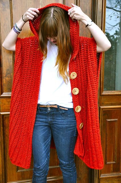 Chica con chaleco largo en color rojo; ideas para llevar chaleco durante el otoño-invierno