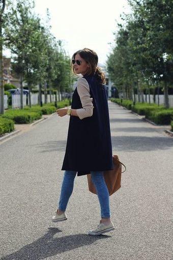 Chica con chaleo de tela de gamuza y tenis blanco; ideas para llevar chaleco durante el otoño-invierno
