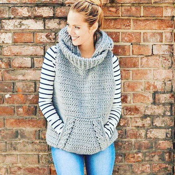 Chica con chaleco de estambre en color gris claro; ideas para llevar chaleco durante el otoño-invierno