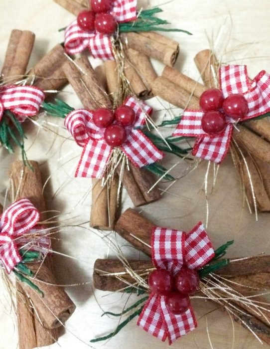 Esferas hechas con ramas de canela
