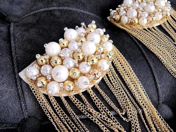Hombreras con perlas y cadenas doradas; Hombreras para decorar tus prendas