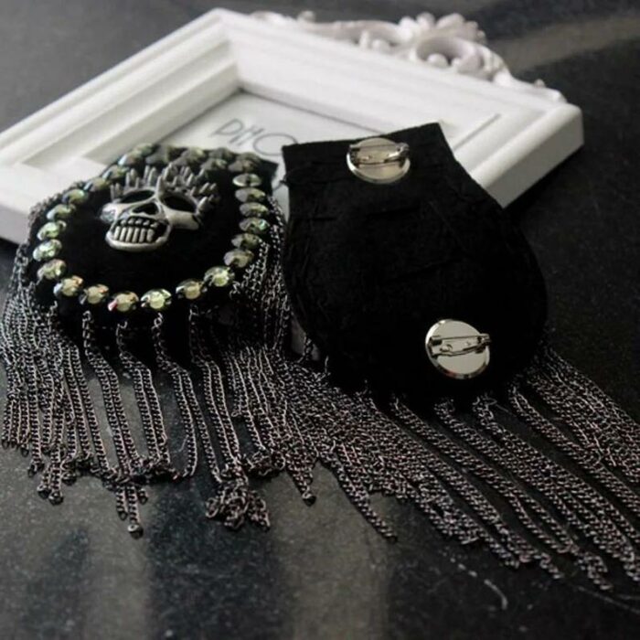 Hombreras elaboradas con tachuelas, cadenas y calaveras; Hombreras para decorar tus prendas