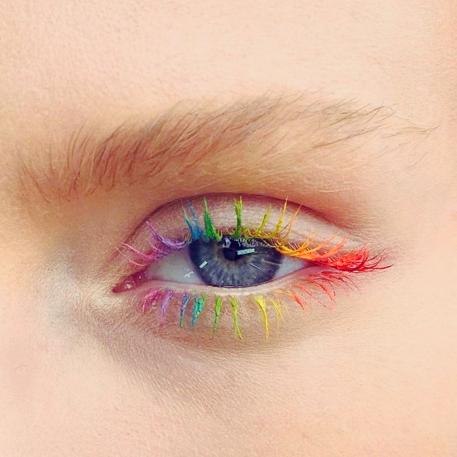 Maquillaje de arcoíris en colores azul, morado, amarillo, naranja, rosa con rimel de colores