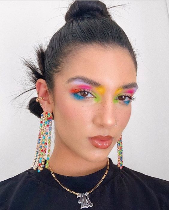 Maquillaje de arcoíris en colores azul, morado, amarillo, naranja, rosa en sombras para párpados