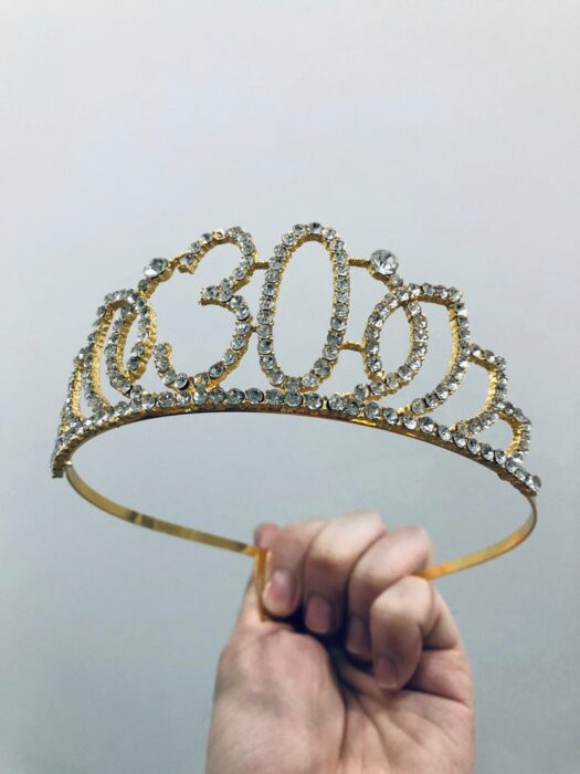 Corona dorada con el número 30 y detalles brillantes