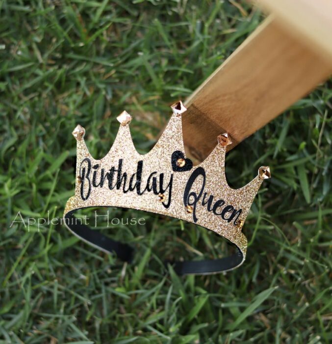 Corona dorada con piedras brillantes y que dice Birthday queen