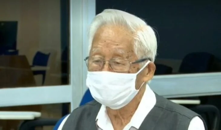 Antônio Tonouti, abuelo usando mascarilla y estudiando para examen de admisión a medicina
