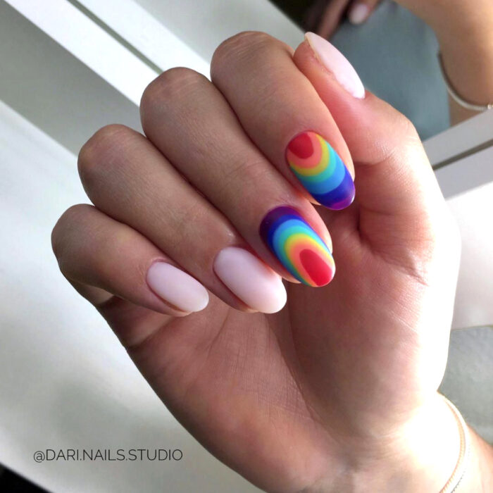 Diseños bonitos de manicura coloridos; uñas largas redondas pintadas con esmalte mate de colores del arcoíris, nude, morado, azul fuerte y claro, verde, amarillo, anaranjado y rojo