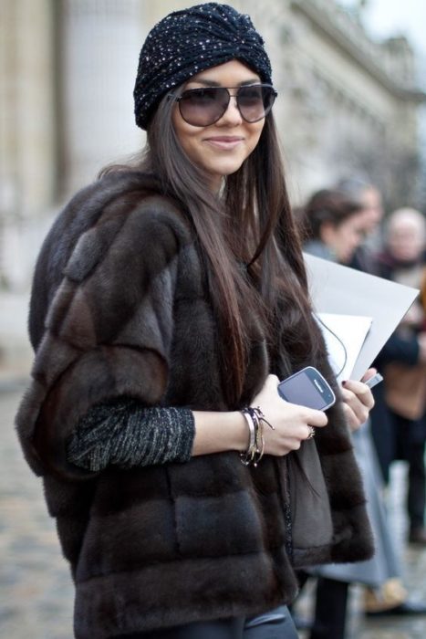 Chica llevando gorro tejido en forma de turbante; ideas para llevar gorros y sombreros en otoño