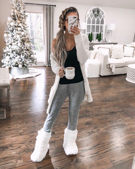 Chica usando pantalones de jeans, botas afelpadas y suéter grande