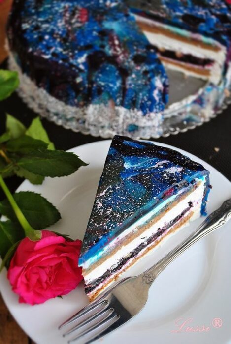 Rebanada de pastel con relleno de queso crema y decorada con glaseado en tonos azules; Pasteles inspirados en la galaxia