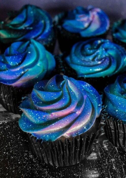 Cupcake decorado con glaseado en tonos azules y morados; Pasteles inspirados en la galaxia