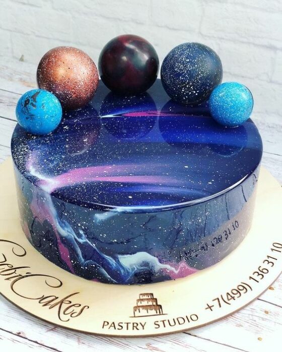 Pastel decorado con pequeños bocadillos en forma de planeta; Pasteles inspirados en la galaxia