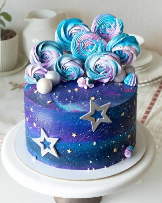 Pastel decorado con macarons de glaseado en blanco y morado; Pasteles inspirados en la galaxia