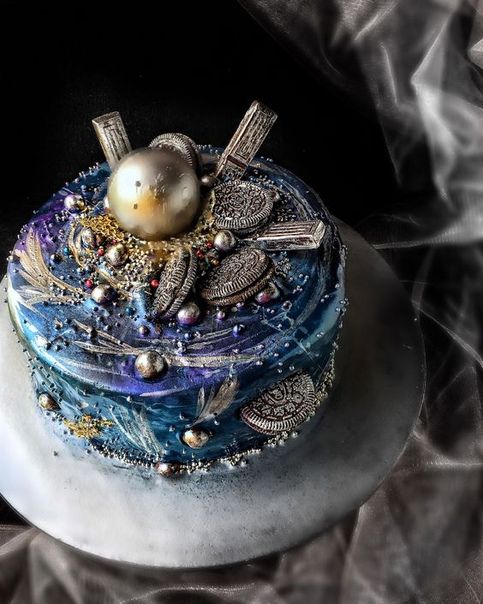 Pastel decorado en tonos azules, morados y dorados; Pasteles inspirados en la galaxia