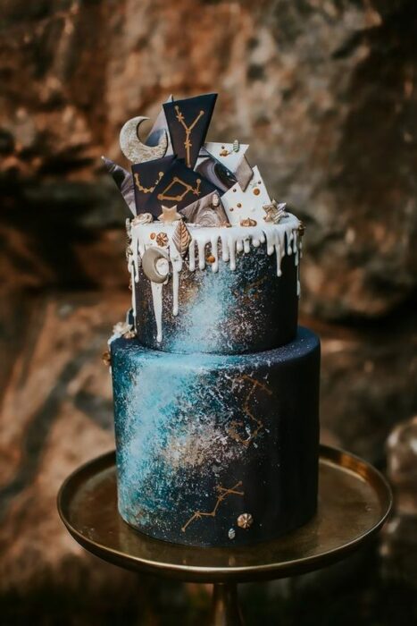 Pastel de dos niveles en colores negro y azul esmeralda; Pasteles inspirados en la galaxia