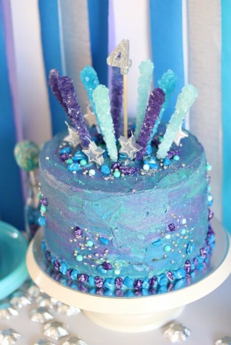 Pastel en tonos lilas y azul aguamarina con cristales de azúcar; Pasteles inspirados en la galaxia