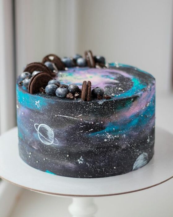 Pastel decorado con glaseado en negro, azul y morado; Pasteles inspirados en la galaxia