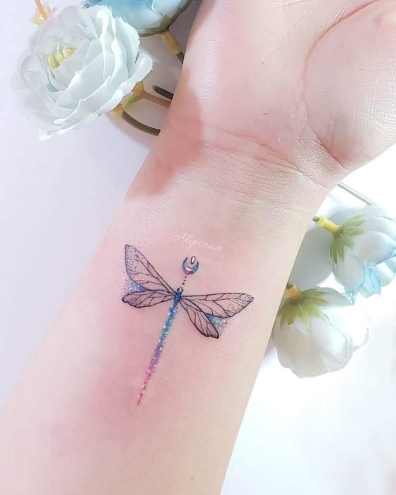 Mini tatuaje de libélula