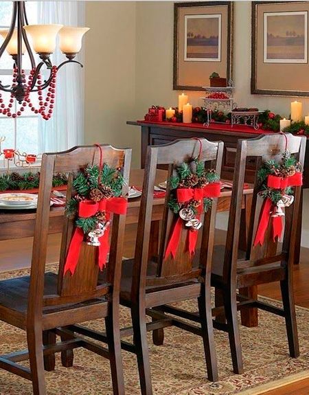 Sillas decoradas con moños rojos; Ideas para decorar la mesa en Navidad