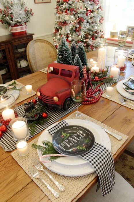 Centro de mesa navideño con camión en color rojo; Ideas para decorar la mesa en Navidad