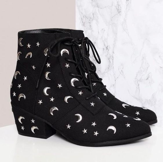 Botines negros con cintillas y estrellas plateadas