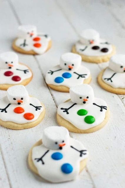 Galletas de mantequilla en forma de muñeco de nieve derretido; recetas de galletas y cupcakes navideños