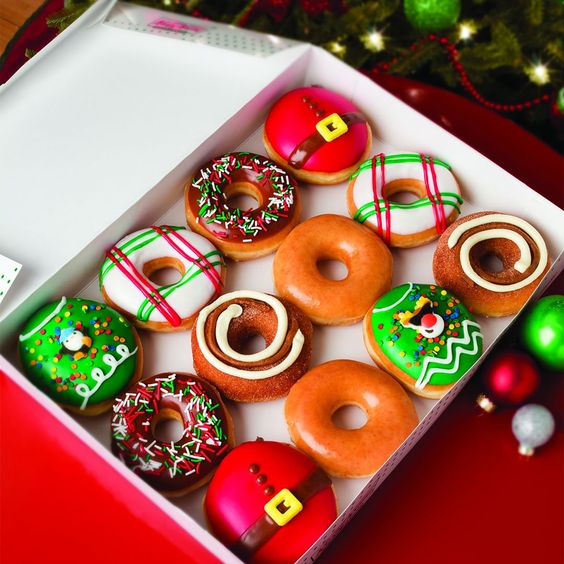 Donas al estilo Santa Claus, con betún de crema; recetas de galletas y cupcakes navideños