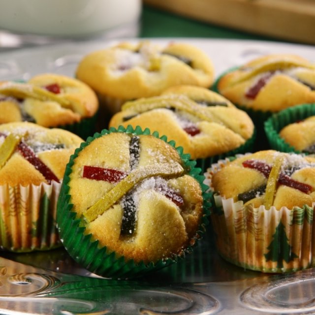 Cupcakes de rosca de reyes con fruta cristalizada; recetas de galletas y cupcakes navideños