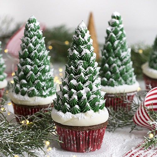 Cupcakes en forma de arbolito navideño con crema chantilli; recetas de galletas y cupcakes navideños
