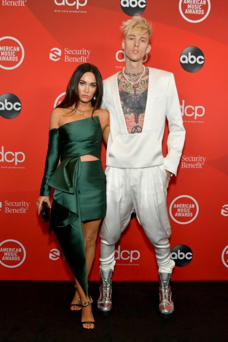 Megan Fox y Machine Gun Kelly posando en la alfombra roja de los Video Music Awards