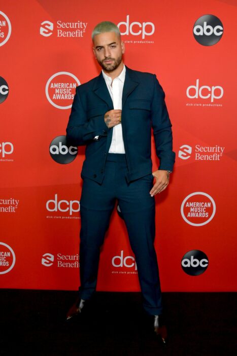 Maluma posando en la alfombra roja de los Video Music Awards