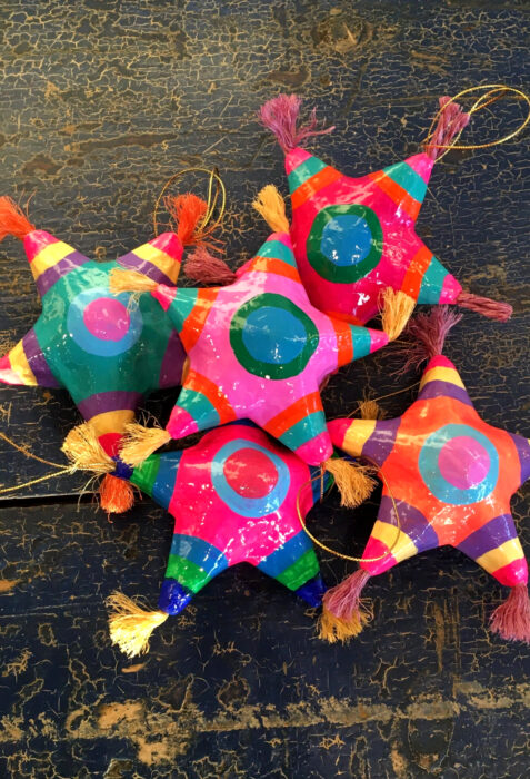 Decoración de Navidad con temática mexicana; esferas de piñatas de estrellas de colores para árbol navideño