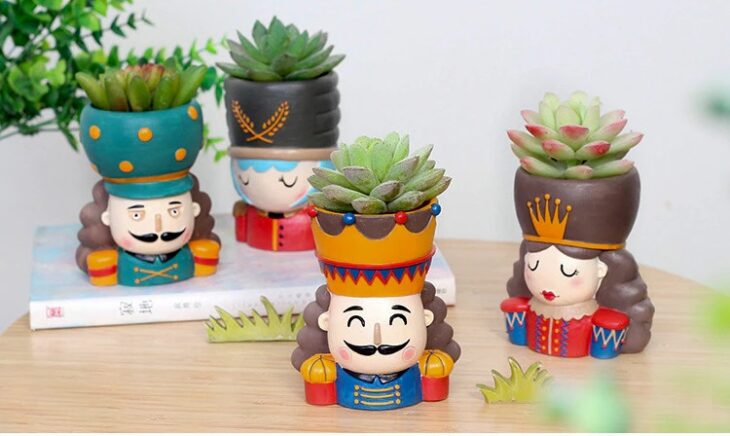 Macetas en forma de soldaditos de plomo de colores vibrantes;macetas bonitas para tus suculentas