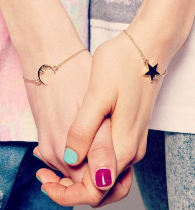 Pulseras de la amistad doradas con dijes de sol y luna