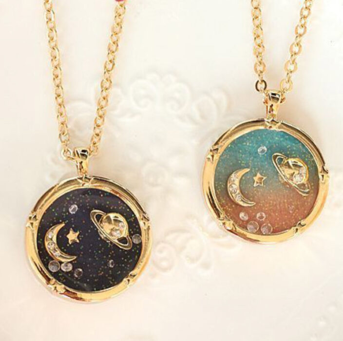 Collares de la amistad dorados con un dije de universo que incluye luna y Saturno