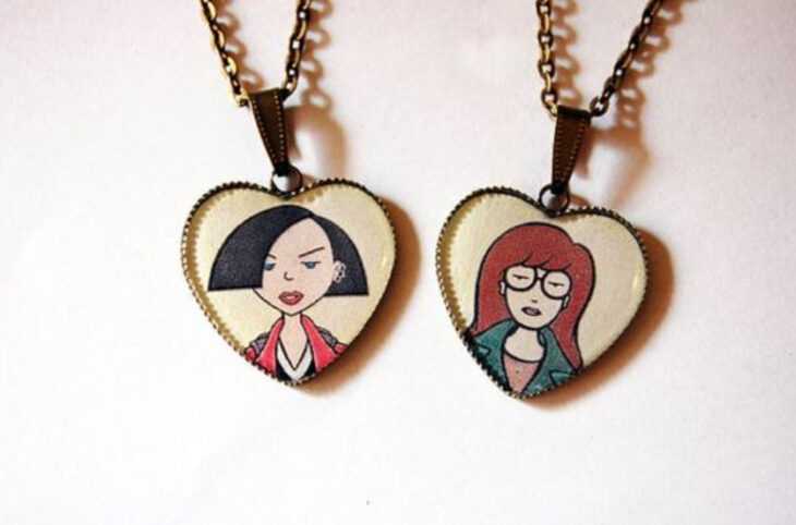 Collares de la amistad con dijes de corazón y personajes de Daria y Jane