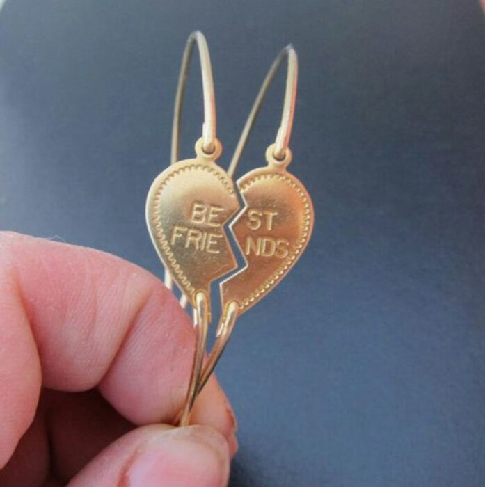 Brazaletes de la amistad dorados con un dije en forma de corazón grabado con 'Best friends'