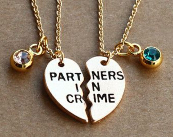 Collares de la amistad con un dije de medio corazón con la frase 'Partners in Crime'