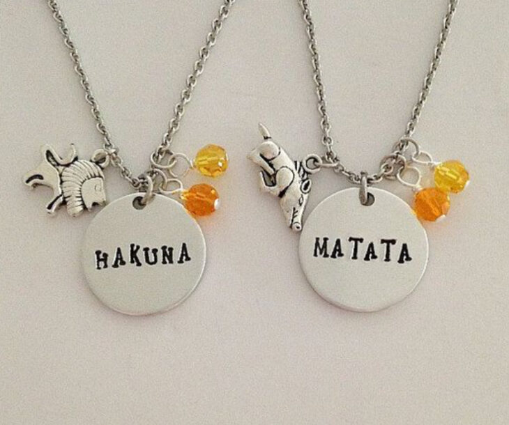 Collares de la amistad con dijes de Timón y Pumba que forman la frase 'Hakuna Matata'