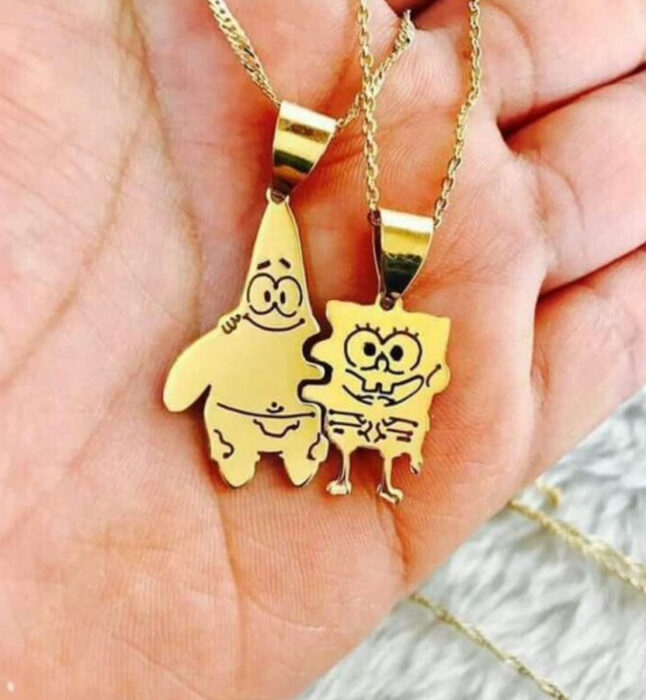 Collares de la amistad dorados con dijes de Bob Esponja y Patricio
