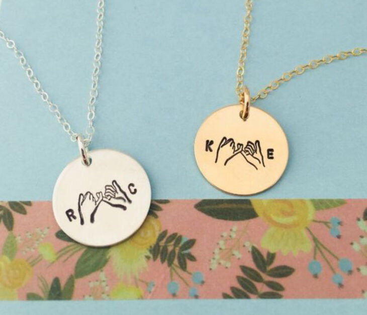 Collares de la amistad en plata y dorado con un dije grabado con 'pinky promise'
