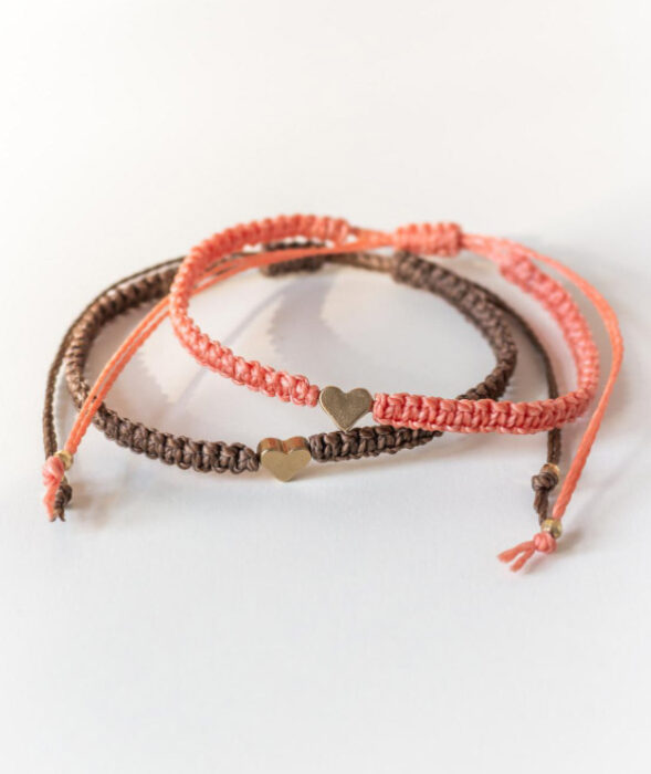 Pulseras de la amistad en color café y coral con un dije de corazón dorado