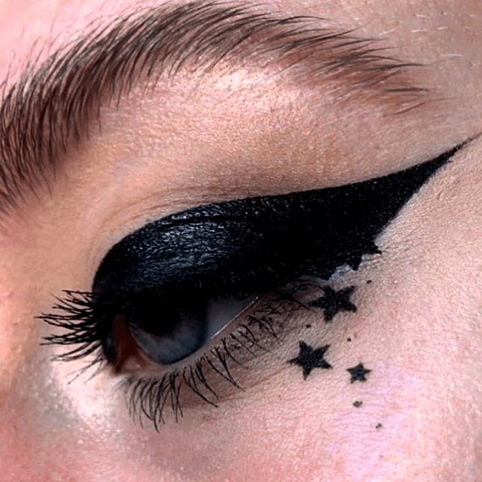 delineado negro grueso, dramático con estrellas negras y rímel negro