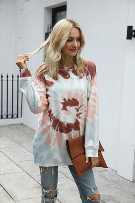 Chica usando sudadera estilo tie dye