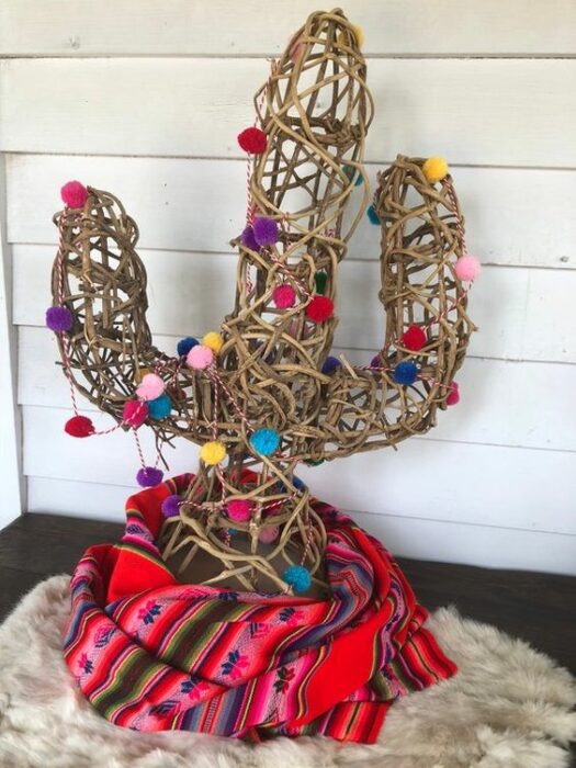 Árbol de navidad en forma de cactus hecho de madera decorado con bolitas de algodón de colores