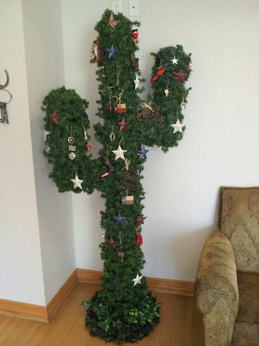 Árbol de navidad en forma de cactus decorado con esferas rojas y estrellas doradas