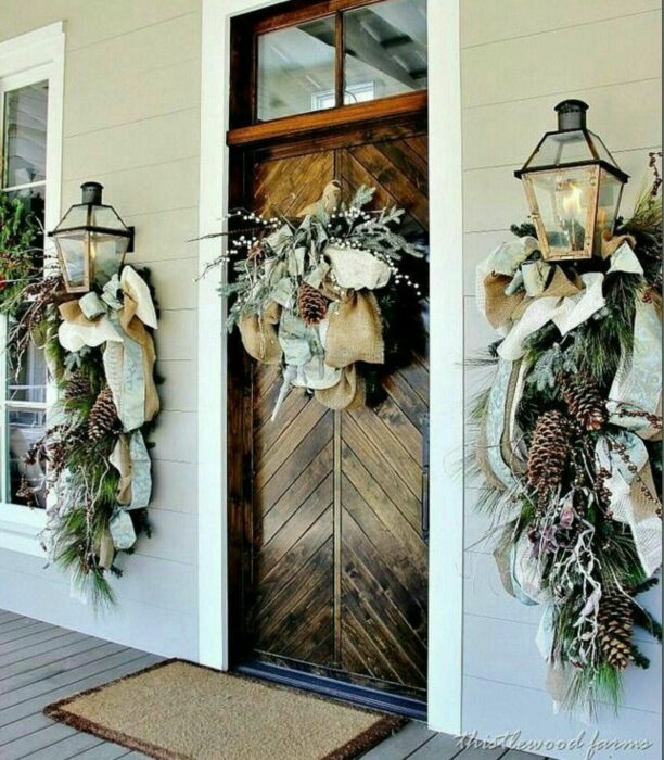 Decoración navideña con piñas, moños y una corona en el centro
