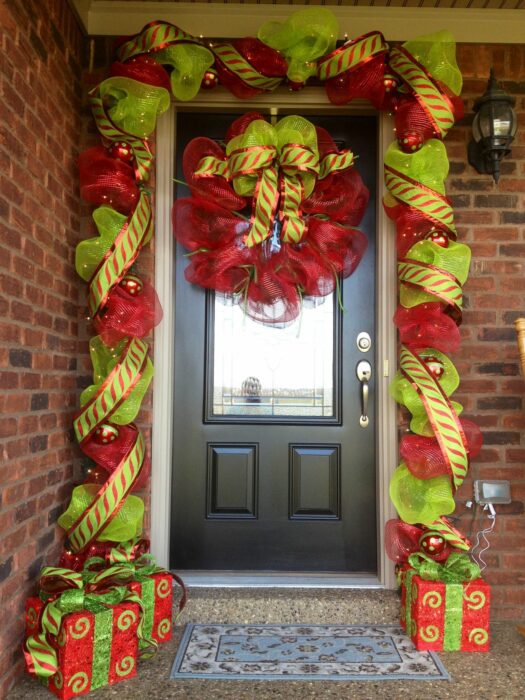 Decoración navideña con moños rojos y verdes