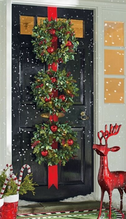 Decoración navideña en puerta